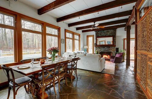 HOT TUB w/ POOL,  STREAM on 7 Acres, JUST 2 MINUTES FROM TOWN