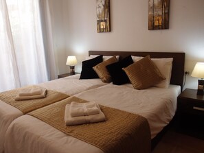 2 chambres, fer et planche à repasser, Wi-Fi gratuit, draps fournis