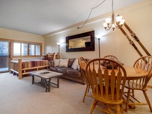 TV connectée, cheminée, jeux vidéo, lecteur de DVD