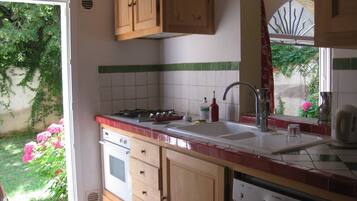 Een koelkast, een microgolfoven, een oven, een kookplaat