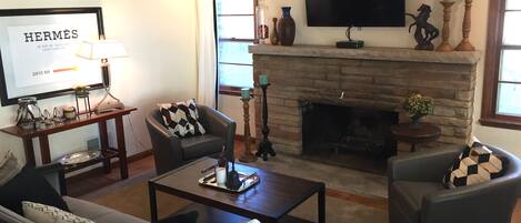 Smart-TV, Kamin, Kinderspielzeug, BĂŒcher