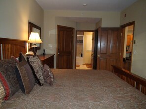 2 عدّة غ�رف نوم ومكواة/لوح كي وواي فاي وملاءات أسرّة