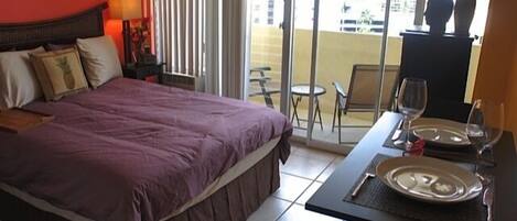 Tabla de planchar con plancha, wifi y ropa de cama