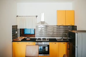 Frigorifero, microonde, forno, piano cottura