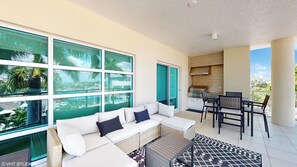 Smart-TV, DVD-spiller, filmbibliotek og stereoanlegg