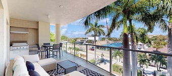 Exceptional Beachfront condo on Crescent Beach