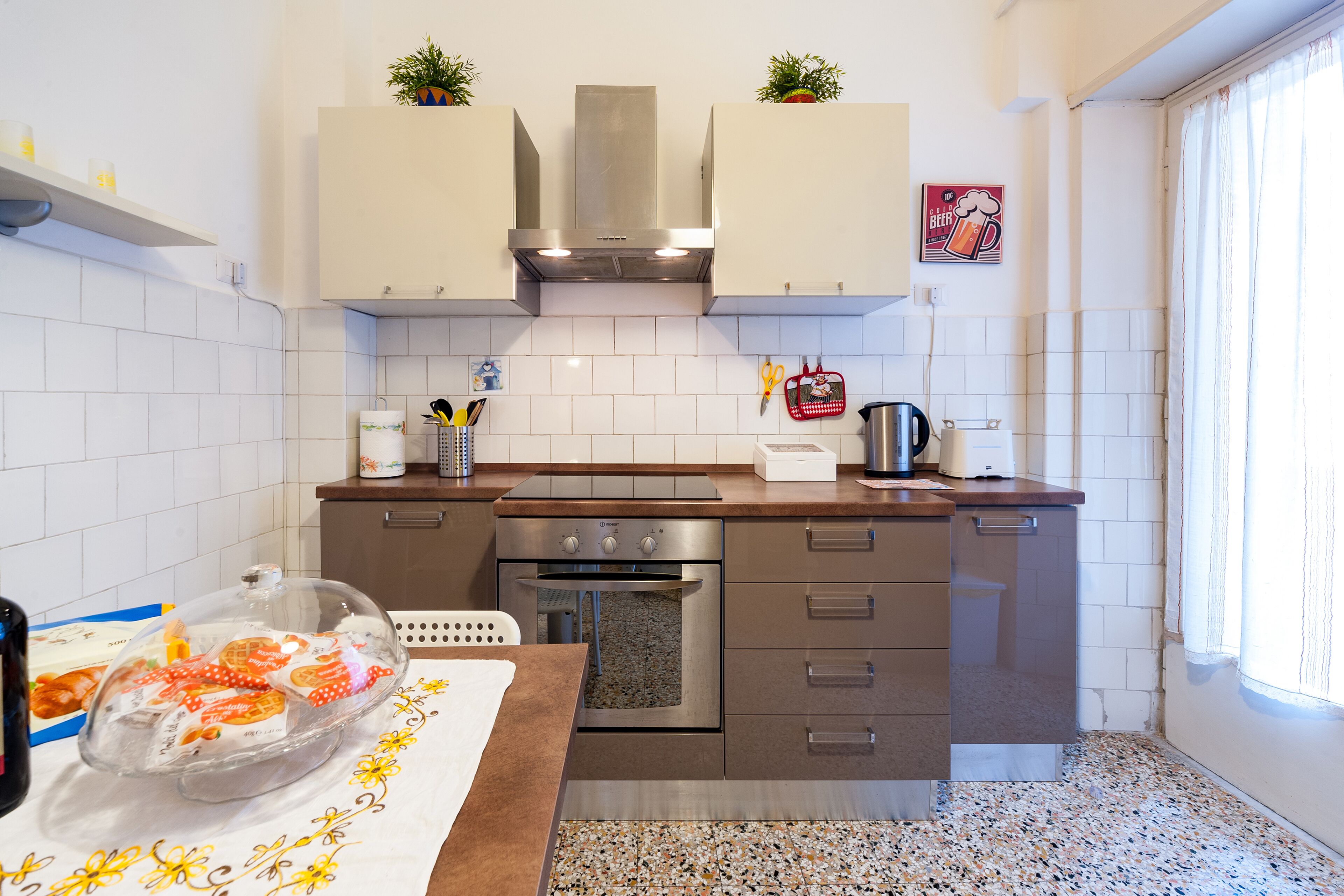 Frigorifero, microonde, forno, piano cottura