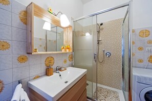 Dusche, Haartrockner, Bidet, Handtücher