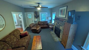 Smart-tv, eldstad, dvd-spelare och böcker