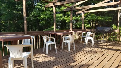 5 lakefront acres with DIRECT beach access from property