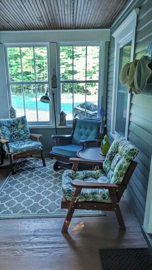 Smart-tv, eldstad, dvd-spelare och böcker