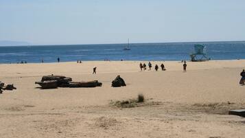 Playa en los alrededores, camastros y toallas de playa