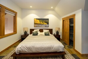 4 makuuhuonetta, memory foam -patjalliset sängyt, silitysrauta/-lauta