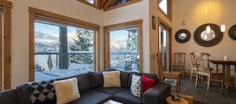 TRUE Ski inSki out Hot Tub on Village Run-TRULY Slopeside-Luxury, Amazing Views.