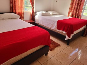 4 habitaciones, tabla de planchar con plancha y wifi gratis 