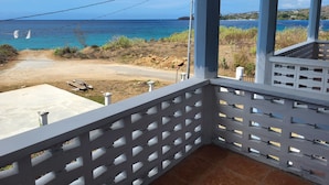 Un balcon avec vue sur la mer et un ciel dégagé.