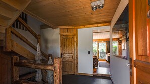 A wooden staircase with a rustic design, a wooden door, and a view of an outdoor area through a window. - Prestigious chalet ski in ski off at Megéve (Megève)