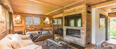 Smart TV, fireplace