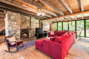 Smart TV, chimenea y libros