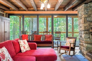Smart TV, fireplace, books - Restored Double Log Cabin on 400 Mountain Acres (Covesville)
