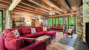 Una Smart TV, una chimenea, libros