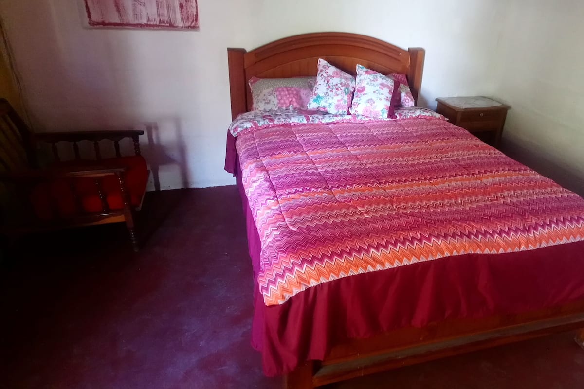 Camera doppia, 1 letto queen | Letti aggiuntivi gratuiti, Wi-Fi gratuito, lenzuola