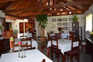 아침 식사, 점심 식사, 저녁 식사 제공, 현지 요리