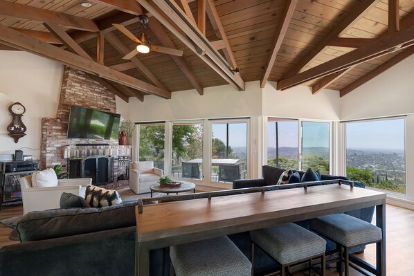 Smart-TV, peis, DVD-spiller og fotballspill