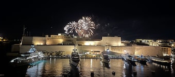 Attico a 2 camere da letto, completamente climatizzato, con vista mozzafiato