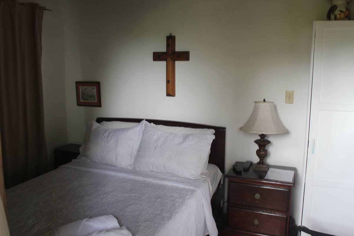 Habitación básica, 1 cama doble | Wifi gratis y ropa de cama