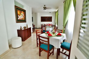 2 restaurants, spécialités Cuisine locale et internationale