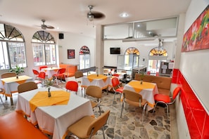 Family dining - Casablanca Hotel, RestoBar, Catering, Events & Tourism in Garzón (Garzón)