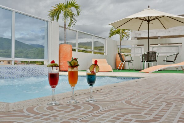 Piscine extérieure, chaises longues