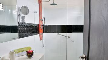 Suite Business | Baño | Ducha, artículos de higiene personal gratuitos y secador de pelo