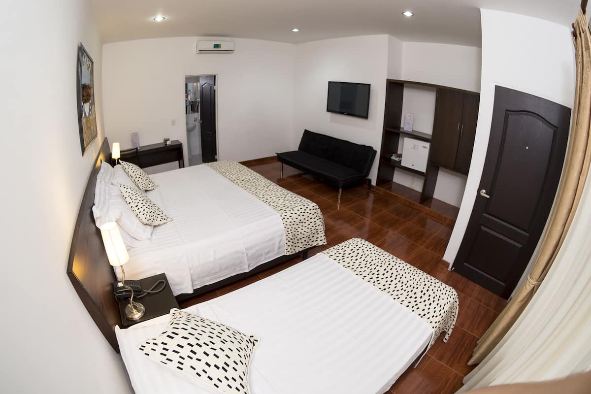 Executive Room, 2 Beds | Màn/rèm cản sáng, phòng cách âm, bàn ủi/dụng cụ ủi quần áo