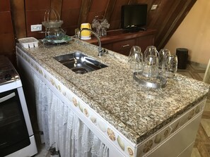 Refrigerador, cafetera y tetera y utensilios de cocina 