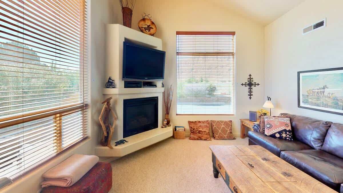 Smart TV y chimenea 