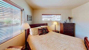 3 bedrooms, iron/ironing board, WiFi (free), bed sheets - Rim Cove - O2, Stunning Views (Moab)