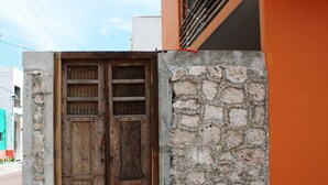 Una puerta de madera junto a una pared de piedra.
