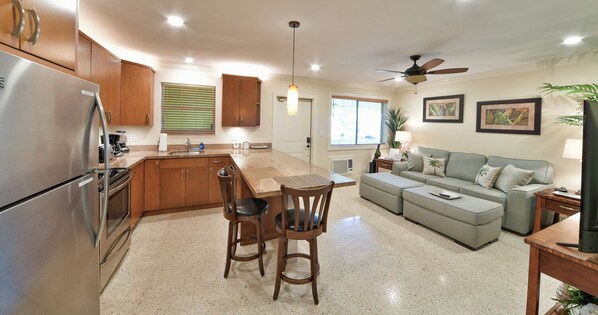 Réfrigérateur, micro-ondes, four, plaque de cuisson