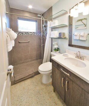 Douche, sĂšche-cheveux, serviettes fournies, savon