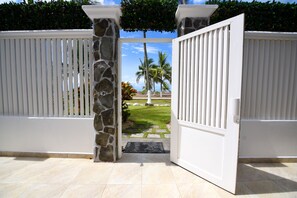Property grounds - 9BR Luxury Beachfront Villa - VIP Concierge Included - Walk to Bars & Nightlife (Jaco)