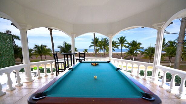 Ein Billardtisch mit freiem Blick auf Strand und Meer.