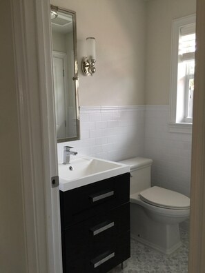 Douche, séchoir à cheveux, serviettes fournies, savon