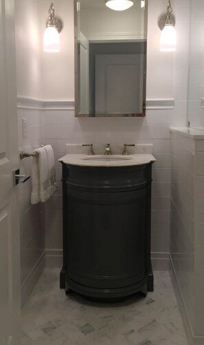 Douche, séchoir à cheveux, serviettes fournies, savon