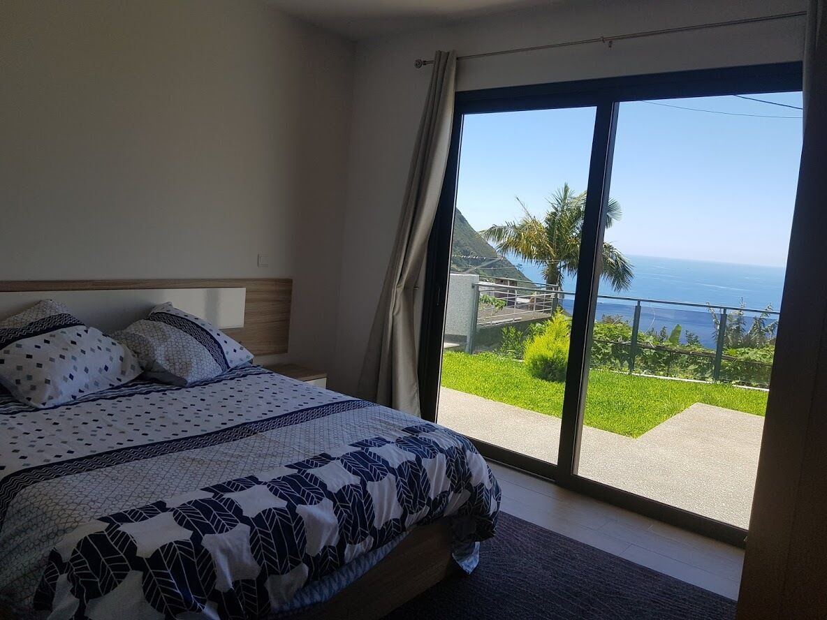 3 間睡房、房內夾萬、熨斗/熨衫板、可攜式嬰兒床