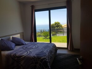 3 bedrooms, in-room safe, iron/ironing board, travel cot