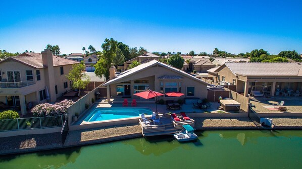 Utendørsbasseng og et oppvarmet basseng