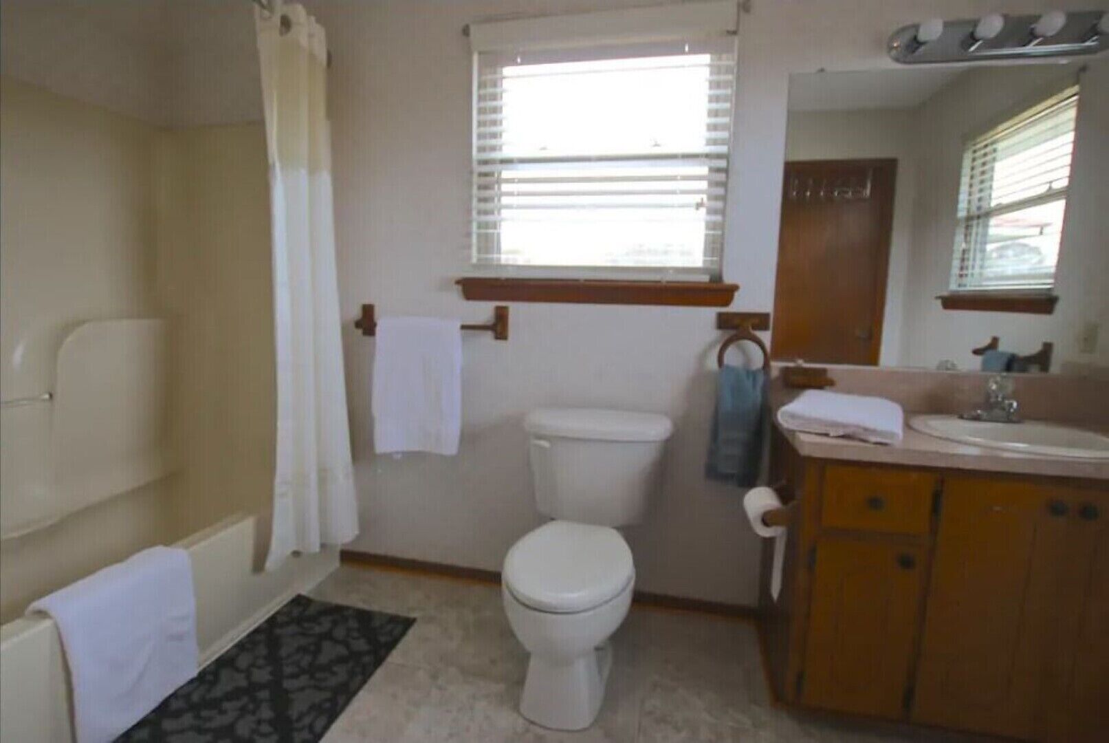 Ensemble douche/baignoire, sèche-cheveux, serviettes fournies