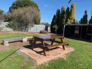 Outdoor dining - The Crooked cottage  (Murtoa)
